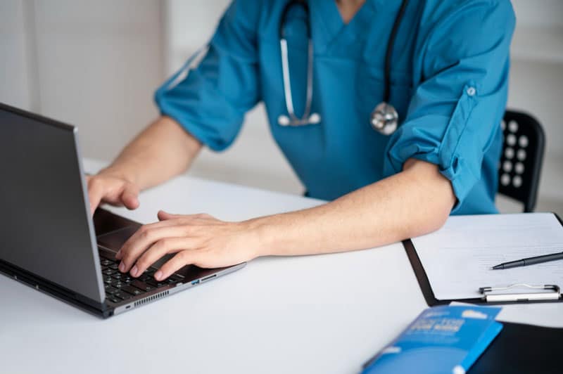 Médico na NET receitando baixa médica em Portugal