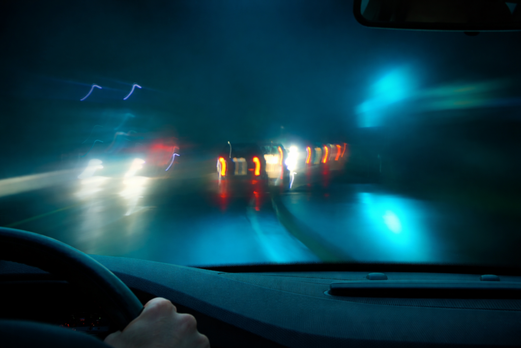 Visão nocturna comprometida durante a condução, associada à aptidão para conduzir