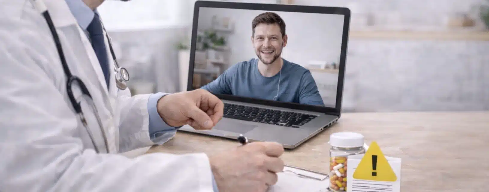 Consulta médica online com médico e paciente em videochamada
