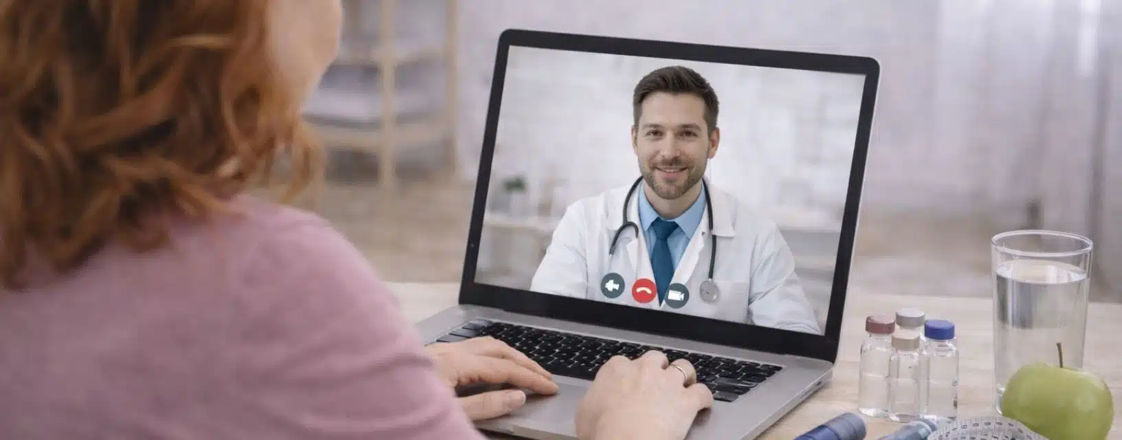Mulher em teleconsulta com médico através de videochamada no computador
