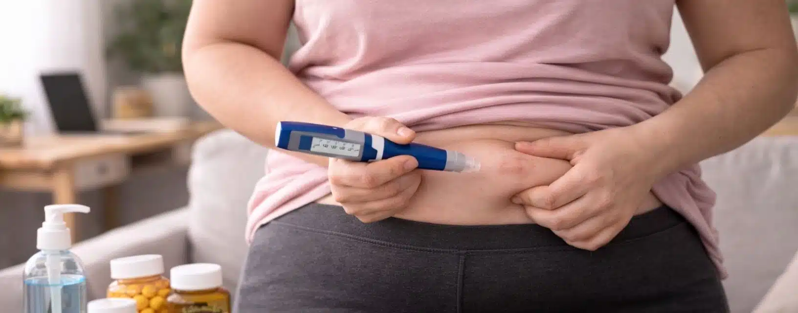 Aplicação de tratamento injetável para emagrecimento na zona abdominal